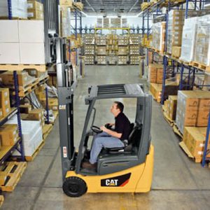 Xe Nâng Trong Kho Xưởng